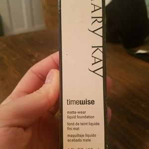 Mary Kay Matte Wear Foundation in Beige 4